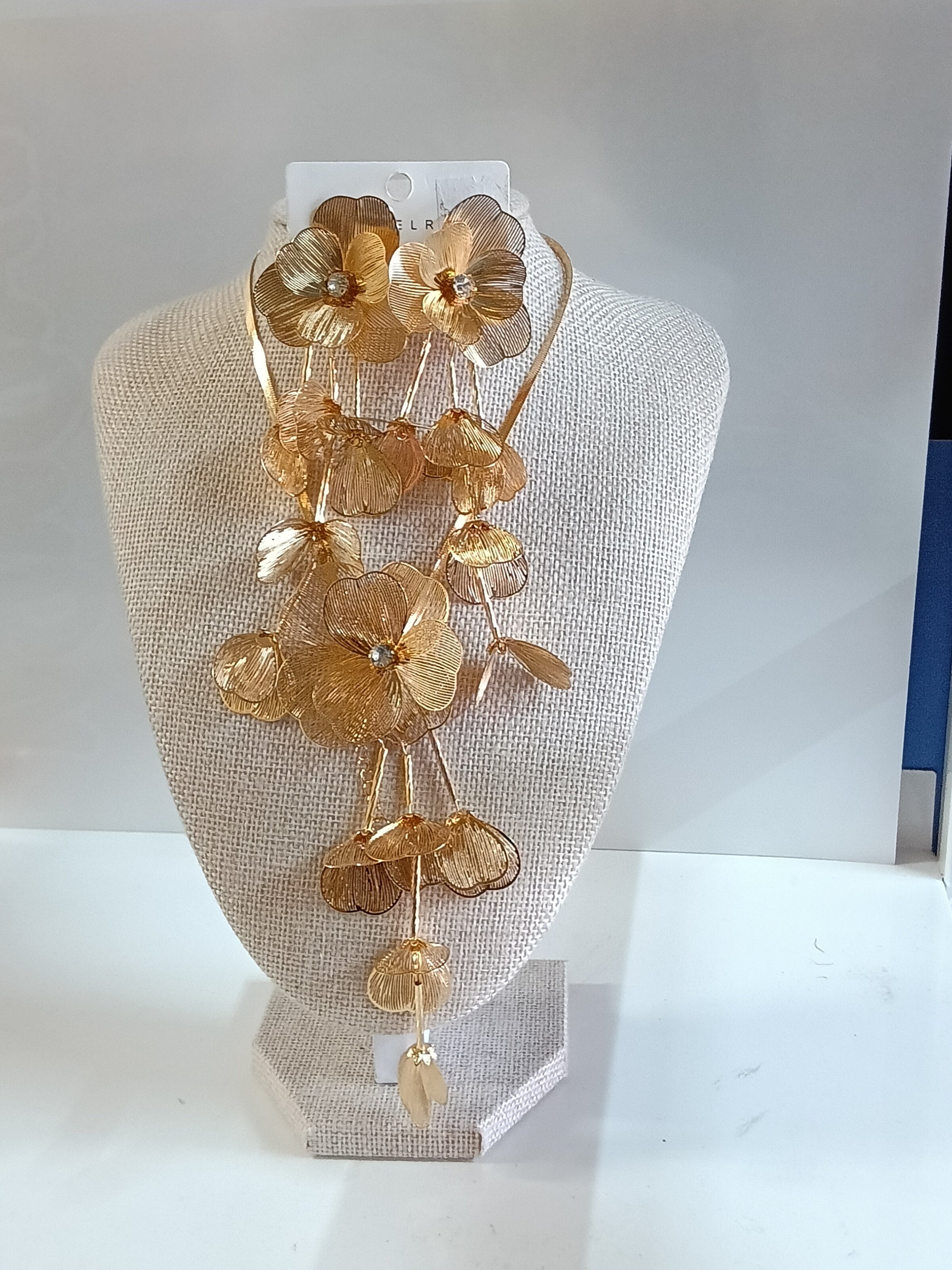 Elegant Golden Necklace Set